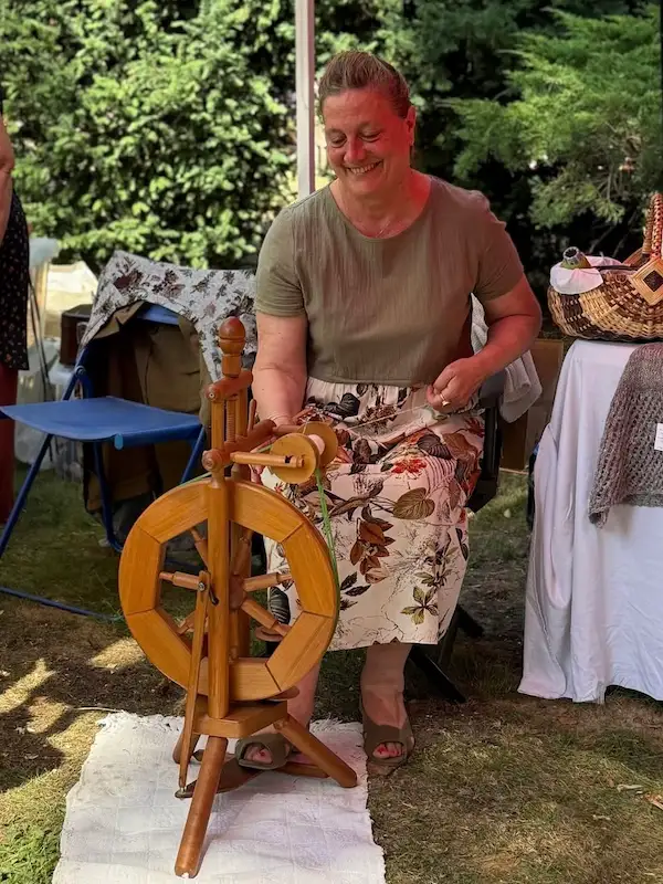 Rosella Novelli - Spinning the wool in the open garden